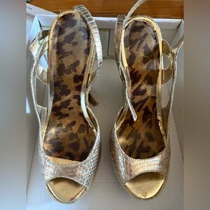 Wild Pair Bella  Gold Peep-Toe wedge heel raffia size 8 Y2K